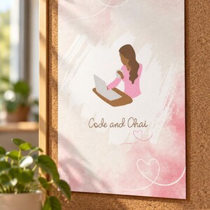 Puede incluir: Una lámina rectangular con fondo de acuarela rosa, pinceladas blancas y corazones dibujados con líneas blancas. Una ilustración central muestra a una persona con camisa rosa usando una computadora portátil con el texto Code and Chai.