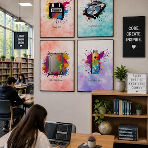 Op de afbeelding: Vier ingelijste wandposters met aquarelachtige verfspatten achter illustraties van een diskette, harde schijf, solid state drive en USB-stick, elk gelabeld met de bijbehorende naam in zwarte tekst op een witte achtergrond.