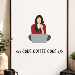 Puede incluir: Una lámina artística enmarcada con una ilustración estilizada de una persona de pelo largo y oscuro con camisa roja, sentada tras un portátil gris mientras sostiene una taza blanca. El texto "</> CODE COFFEE CODE </>" aparece impreso en negro debajo.