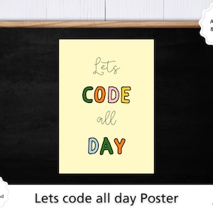 Könnte beinhalten: Ein gelber Poster mit dem Text "Lets CODE all DAY" in bunten Buchstaben. Der Poster ist in einem braunen Holzrahmen gerahmt und in den Formaten A4, A3, A2 und US-Brief verfügbar.