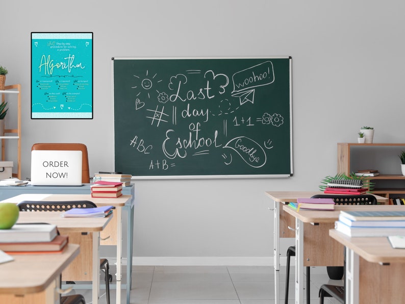 K&ouml;nnte beinhalten: Ein Klassenzimmer mit einer Tafel, auf der "Letzter Schultag" steht und andere Zeichnungen darauf sind. Es gibt Schreibtische mit B&uuml;chern und ein Laptop auf einem der Schreibtische. An der Wand h&auml;ngt ein Poster mit der Aufschrift "Algorithmus".