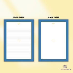 Pu&ograve; includere: Due fogli di carta, uno a righe e uno bianco, con bordi blu. I testi "LINED PAPER" e "BLANK PAPER" sono in alto. Ogni foglio ha un simbolo di codice dorato e un disegno dorato al centro. L'angolo in basso a destra ha il testo "LAVENDERBYTE".