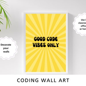 Könnte beinhalten: Ein gelber und weißer Wandkunstdruck mit einem Sonnenstrahlendesign und dem Text "GOOD CODE VIBES ONLY" in Schwarz.