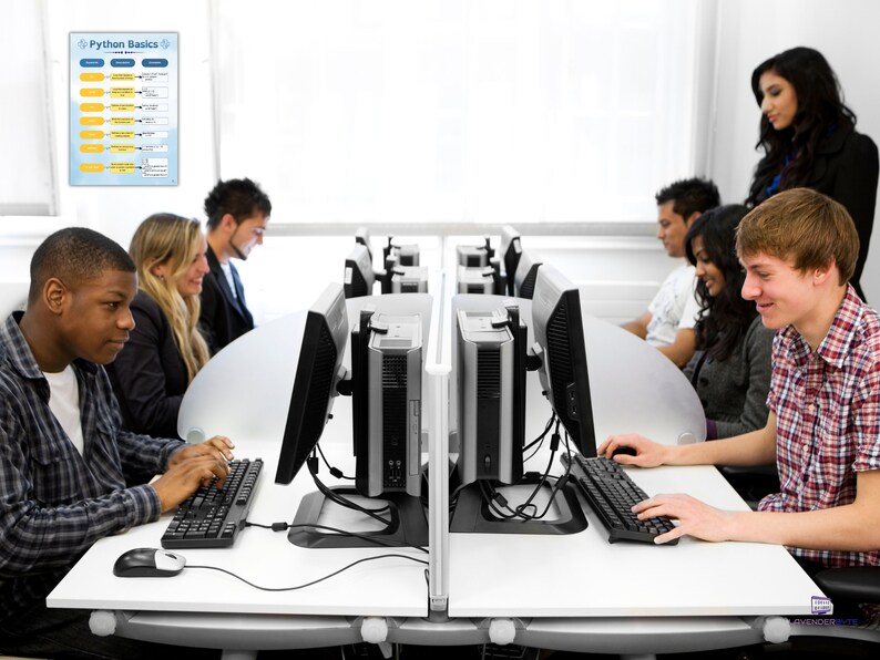 Puede incluir: Un aula con estudiantes trabajando en ordenadores. Un cartel titulado "Python Basics" est&aacute; expuesto en la pared. Los estudiantes est&aacute;n sentados en estaciones de trabajo individuales con monitores de ordenador negros y teclados.