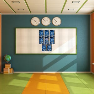 Pu&ograve; includere: Un'aula scolastica con una grande lavagna bianca a griglia montata su una parete verde acqua. Otto piccoli poster rettangolari sono disposti in gruppo sulla lavagna. Tre orologi analogici rotondi sono posizionati sopra e un mappamondo poggia su dei libri.