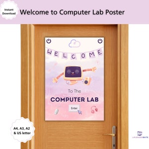 Puede incluir: Un cartel de bienvenida rosa y morado para un laboratorio de informática. El cartel presenta una computadora de dibujos animados con una cara sonriente y las palabras "Bienvenido al laboratorio de informática".