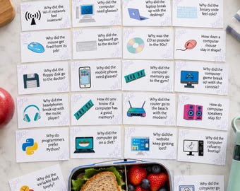 Op de afbeelding: Een verzameling rechthoekige kaarten met tech-gerelateerde grappen en illustraties, gerangschikt rond een blauwe metalen lunchbox met een sandwich, aardbeien, bosbessen, krakelingen en worteltjes, met een lichtblauwe waterfles in de buurt.