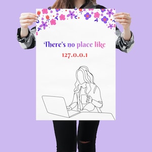 Pode incluir: Um cartaz branco com uma borda floral no topo. O cartaz apresenta um desenho de linha de uma pessoa sentada em uma mesa com um laptop e uma xícara. O texto no cartaz diz "There's no place like 127.0.0.1".