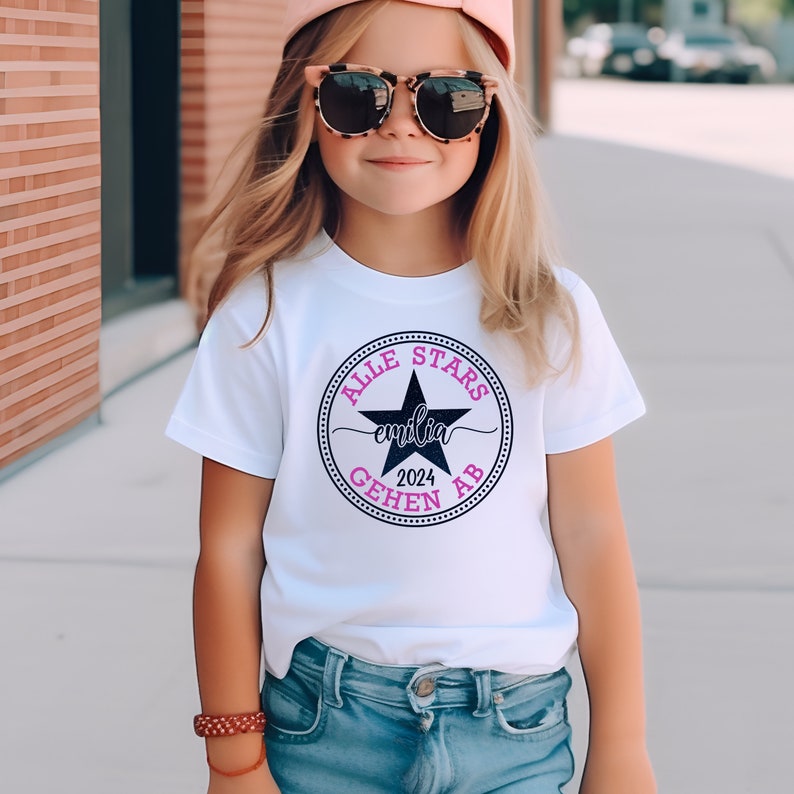 Schulkind Gruppenshirt Schulabschluss Grundschule Abschiedsgeschenk 4. Klasse Schüler beidseitig bedruckt mit Namen und Schuljahr Weiß