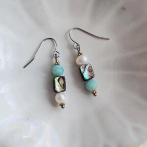 Orecchini in paua, amazzonite, perla, conchiglia, argento e acciaio inossidabile