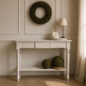 Consola estrecha con espacio de almacenamiento. Consola delgada de madera maciza para recibidor. Muebles de estilo italiano para la entrada. Consola rústica.
