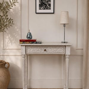 Schlanker Konsolentisch für den Flur, Konsolentisch aus Holz im Stil des alten Geldes, handgefertigter eleganter Schreibtisch für zeitlos klassische Häuser.