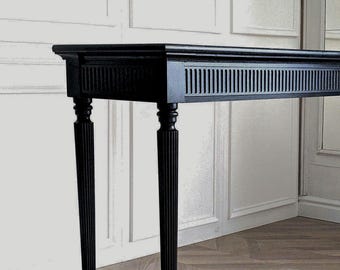 Consola Maison Verde II negra brillante con detalles estriados y patas torneadas. Elegante mueble de madera maciza para recibidor o sala de estar, escritorio