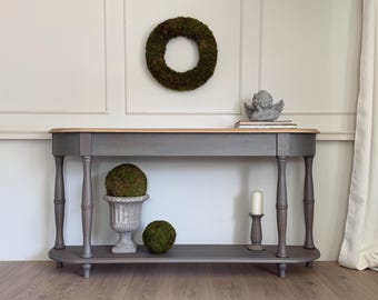 Consola estrecha artesanal con acabado gris plateado. Mesa auxiliar delgada de estilo italiano clásico, ideal para el pasillo, la sala de estar, el recibidor o la cocina.