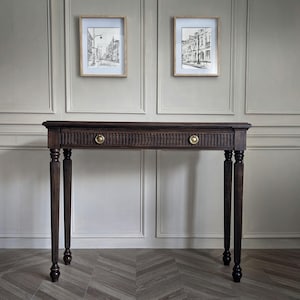 Schmaler Konsolentisch, Schreibtisch mit Schubladen, Konsolentisch im italienischen Stil aus Holz. Zeitloses, handgefertigtes Möbelstück für Flur oder Wohnzimmer.