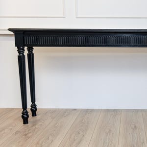 Maison Verde II, houten tafel, verweerde afwerking, smalle tafel, houten console, gesneden console