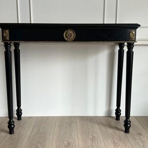 Le Rustique, houten tafel, bureau, verweerde afwerking, smalle tafel, houten console, gesneden console goud en zwart