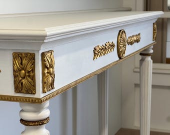 Consolle stretta per un ingresso elegante. Tavolino sottile da divano per il soggiorno. Consolle da ingresso con decorazioni dorate. Idea regalo di nozze.