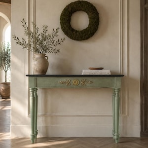 Smalle consoletafel in olijfgroen, slanke bijzettafel in Italiaanse stijl, handgemaakt meubel, haltafel, gouden details, luxe decoratie in klassieke stijl.