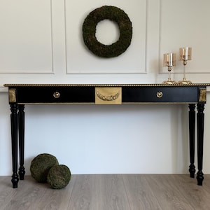 Consolle stretta con cassetti in stile antico. Mobile artigianale. Consolle contenitore. Scrivania in legno con maniglie dorate.