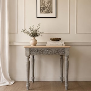 Kleiner Couchtisch aus Holz für Wohnzimmer und Nachttisch, grau lackiert. Eleganter, klassischer italienischer Stil. Handgefertigtes Möbelstück.