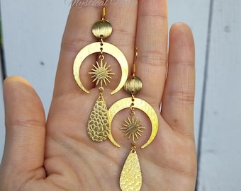 Pendientes colgantes bohemios con dijes de luna y estrella celestiales. Joyería bohemia informal y caprichosa. Regalo hecho a mano para ella. Regalo bohemio.