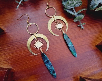 Pendientes colgantes celestiales de luna y estrella con fragmentos de acrílico multicolor azul y verde Pendientes bohemios Pendientes de bruja hechos a mano