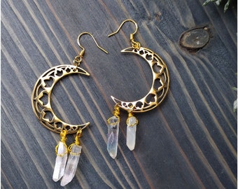 Orecchini a forma di mezzaluna con frammenti di cristallo di quarzo ialino, orecchini pendenti in oro celeste, gioielli boho fatti a mano, regalo elegante per lei