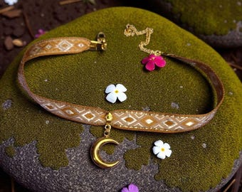 Gargantilla de media luna dorada con lazo bohemio marrón, diseño geométrico y colgante dorado, accesorio cottagecore celestial.