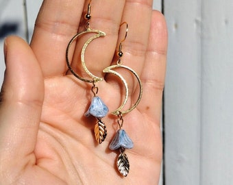 Pendientes colgantes de hada caprichosos con forma de media luna, cuentas de vidrio con diseño floral, hojas, estilo cottagecore, pendientes hechos a mano, regalo para ella