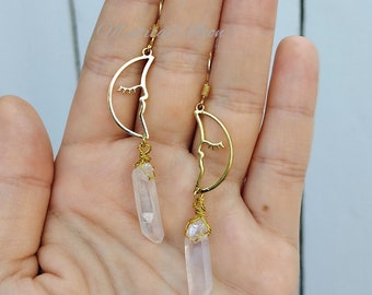 Orecchini a forma di luna in quarzo trasparente, gioielli con cristalli celestiali, orecchini pendenti a forma di luna dorata, gioielli boho-chic di tendenza.