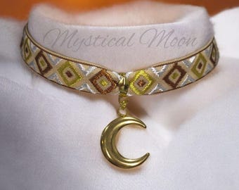 Collar gargantilla con colgante de luna creciente celestial estilo boho, diseño geométrico, cinta estampada en colores naturales marrones, joyería hippie boho hecha a mano.