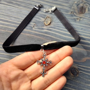Gothic Schwarz Samt Choker mit Silber Tone Kreuz und Roten Kristall Witchy Wicca Halskette Gothic Handmade Schmuck