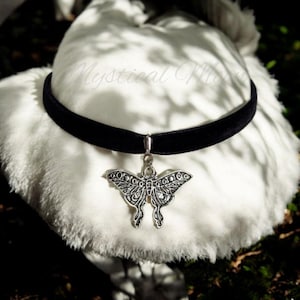Witchy Schwarz Samt Band Choker mit silber Ton Himmlische Motte Anhänger Wicca Goth Gothic Schmuck Handgemachtes Geschenk für Sie Rocker P