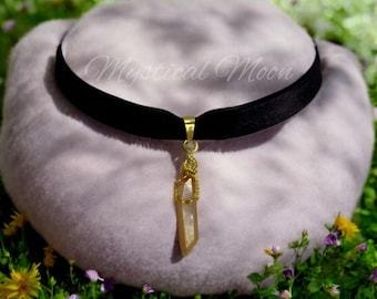 Magische kwartsscherf edelsteen hanger aan zwart fluwelen choker ketting Witchy Wicca handgemaakte sieraden Gothic Goth accessoire