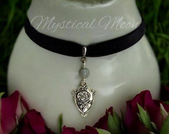 Collar gargantilla de terciopelo negro con colgante de rosa gótica y cuentas de labradorita, joyería victoriana hecha a mano de estilo brujo-wicca.