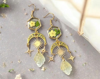 Pendientes de flores prensadas con forma de luna celestial y dijes de sol y estrella, pendientes de resina botánica Fairycore, pendientes colgantes estilo boho brujo.