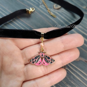 Schwarzer Samt Choker mit Motten Anhänger und Rosa Perle Edelstein Anhänger Wald Boho Halskette wunderlich Fairycore Cottage handgemacht