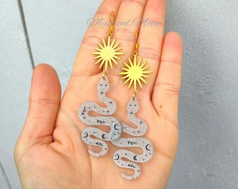 Hemelse slangenoorbellen – glitter acryl slang hangoorbellen met gouden zonbedels, Witchy occult statement sieraden Witchy cadeau