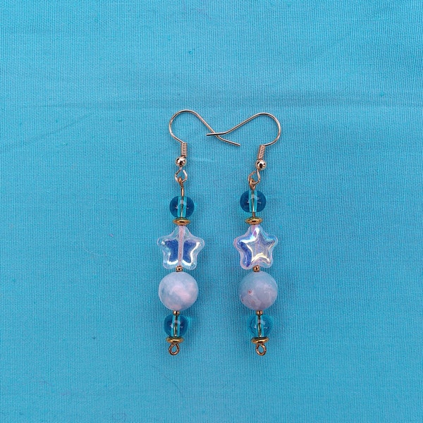 Boucles d'oreilles Le ciel avec des perles étoiles blanches irisées, perles de verre bleu