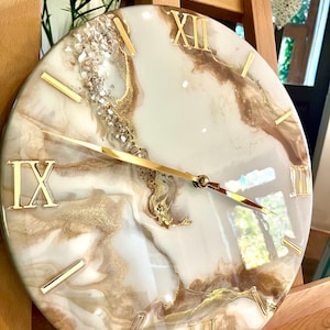 Regalo de inauguración de la casa Elegante reloj de pared de mármol beige claro con manecillas doradas de resina epoxi Reloj de pared moderno Regalo para mejor amigo