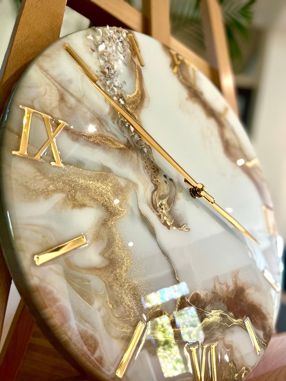 Epoxidharz-Wanduhr, Beige Marmor-Effekt, modernes Kunstdekor (72 cm)