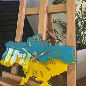 Moderne wandklok unieke Oekraïense kar wandklok vorm kaart Oekraïne blauw gele kleuren Oekraïense vlag helder huis wanddecoratie kantoorklok