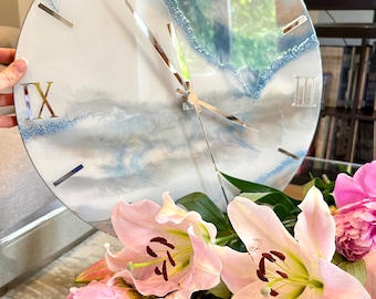 Regalo de bienvenida Reloj de pared azul claro y beige Arte de resina epoxi con manos plateadas Regalo de aniversario para mujeres Regalo de boda Primer regalo casero