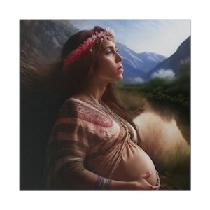 Puede incluir: Una mujer embarazada con una diadema floral y un vestido estampado, de pie en un campo con montañas en el fondo.