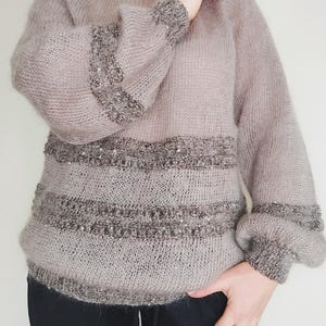 Suéter de mohair color crema suave tejido a mano con brillo sutil para mujer