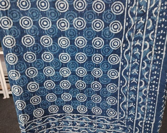 Blauer Kantha-Bettbezug, Überwurfdecke aus natürlicher indigoblauer Baumwolle, handbedruckte handgenähte Tagesdecke, indisch-blaue Kantha-Überwurfdecke