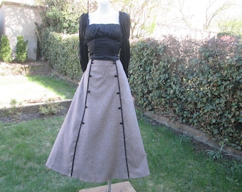 Jupe longue trapèze vintage : taille haute, boutons décoratifs sur le devant, poches