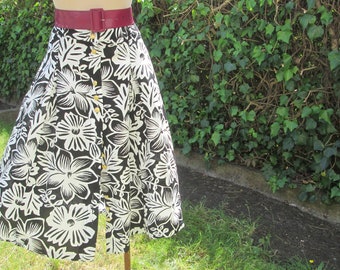 Buttoned Skirt / Summer Skirt / Elastic Waistband / Below Knee / Black / White / Rare Skirt / Size UK14 / 16