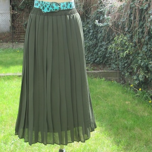 Vintage Khaki Pleated Skirt: Midi Length, Elastic Waist (EUR42/44, UK14/16)